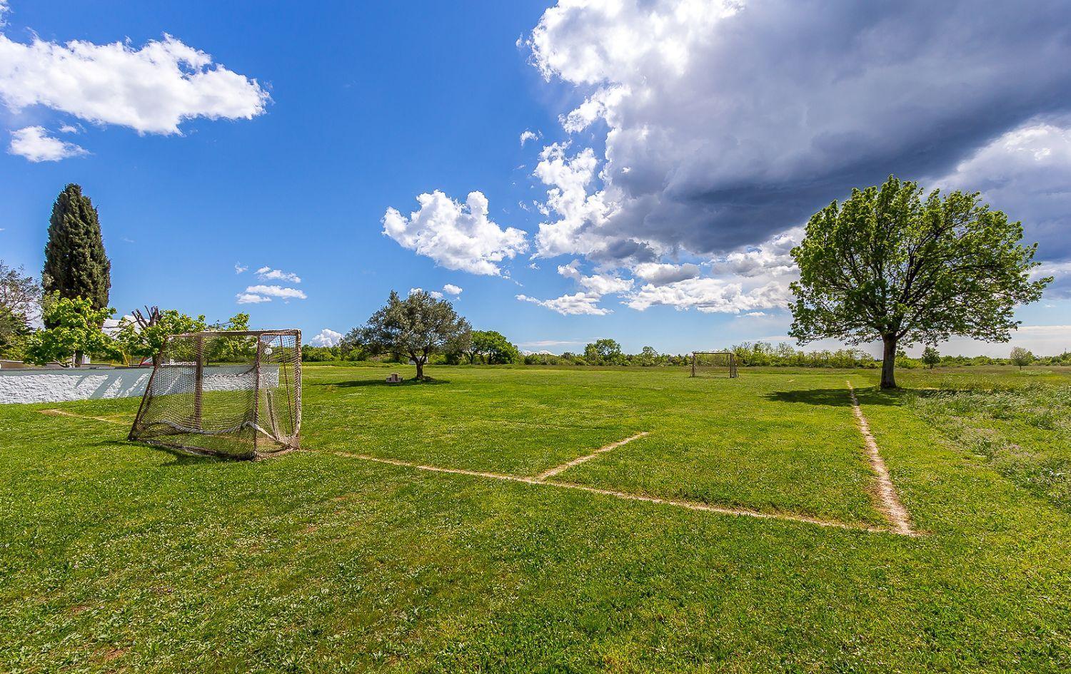 Ferienwohnung Mit Wlan, Klima, Parkplatz, Grill Und Grossem Garten Zum Fussball Spielen Gajana Zewnętrze zdjęcie